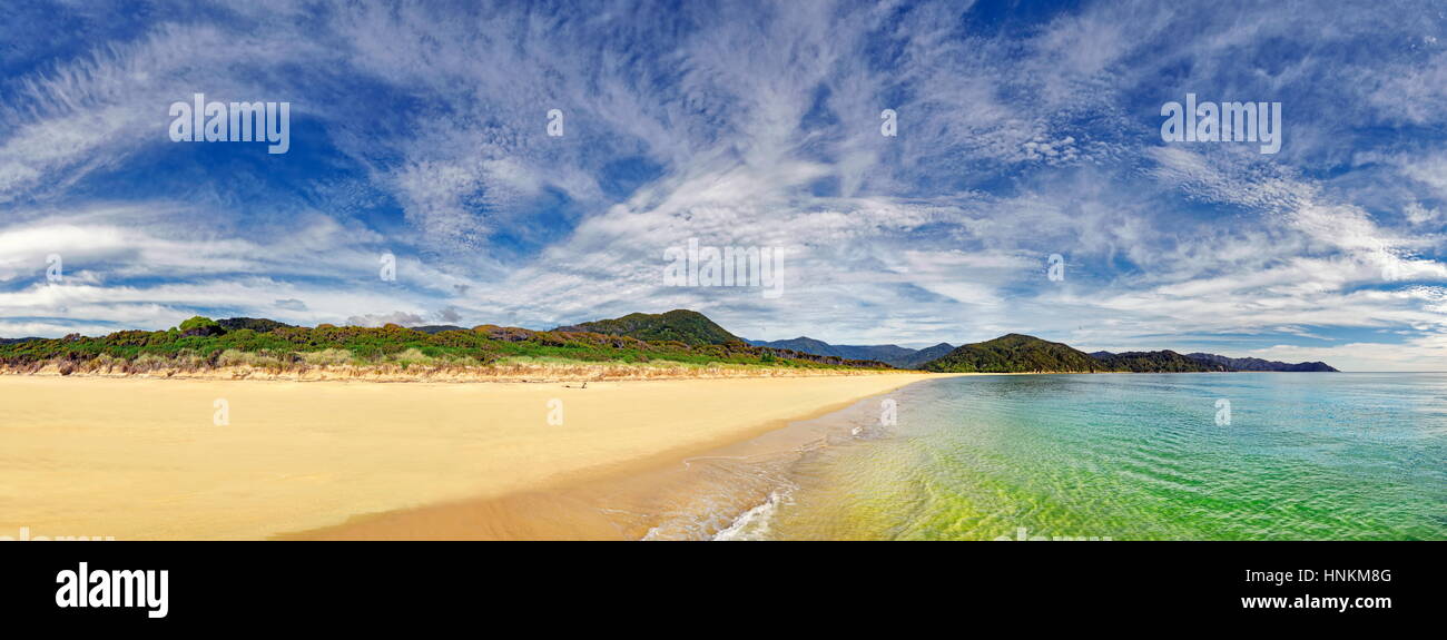 Gold gelbe Sandstrand der Awaroa Bay, Abel Tasman Nationalpark, Tasman Region Southland, Neuseeland Stockfoto