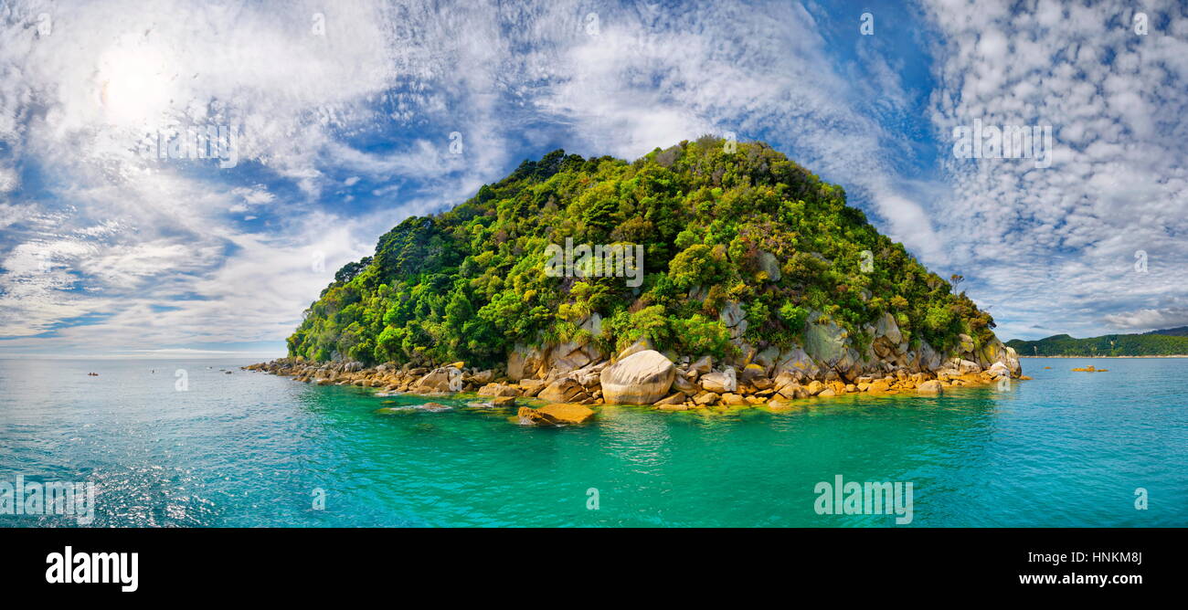 Sphärische und grünen felsige Insel, Insel Tonga, Tonga Bay, Abel Tasman Nationalpark, Tasman Region Southland, Neuseeland Stockfoto
