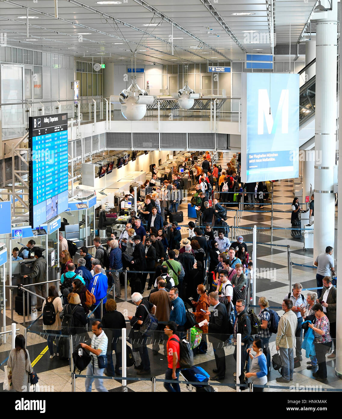 Fahrgäste vor Sicherheit überprüfen, Terminal, Modul B, Flughafen München, Oberbayern, Deutschland Stockfoto