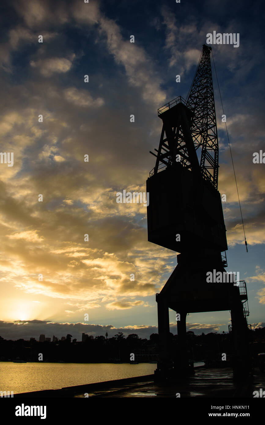 Krane auf Cockatoo Island bei Sonnenaufgang Stockfoto