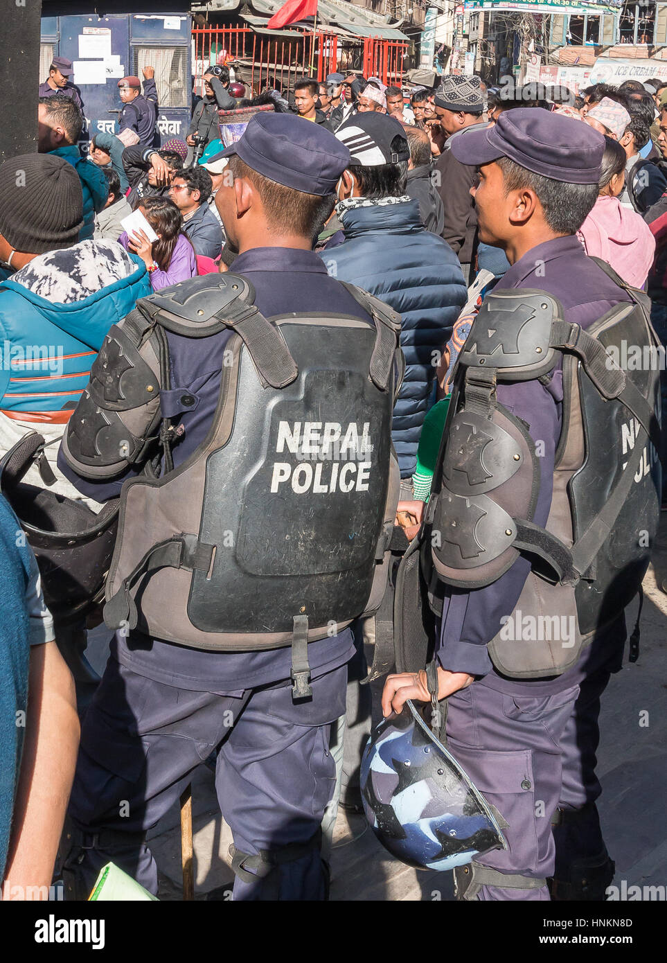 Die nepalesische Polizei gerade eine Masse während einer politischen Rede. Kathmandu, Nepal. Stockfoto