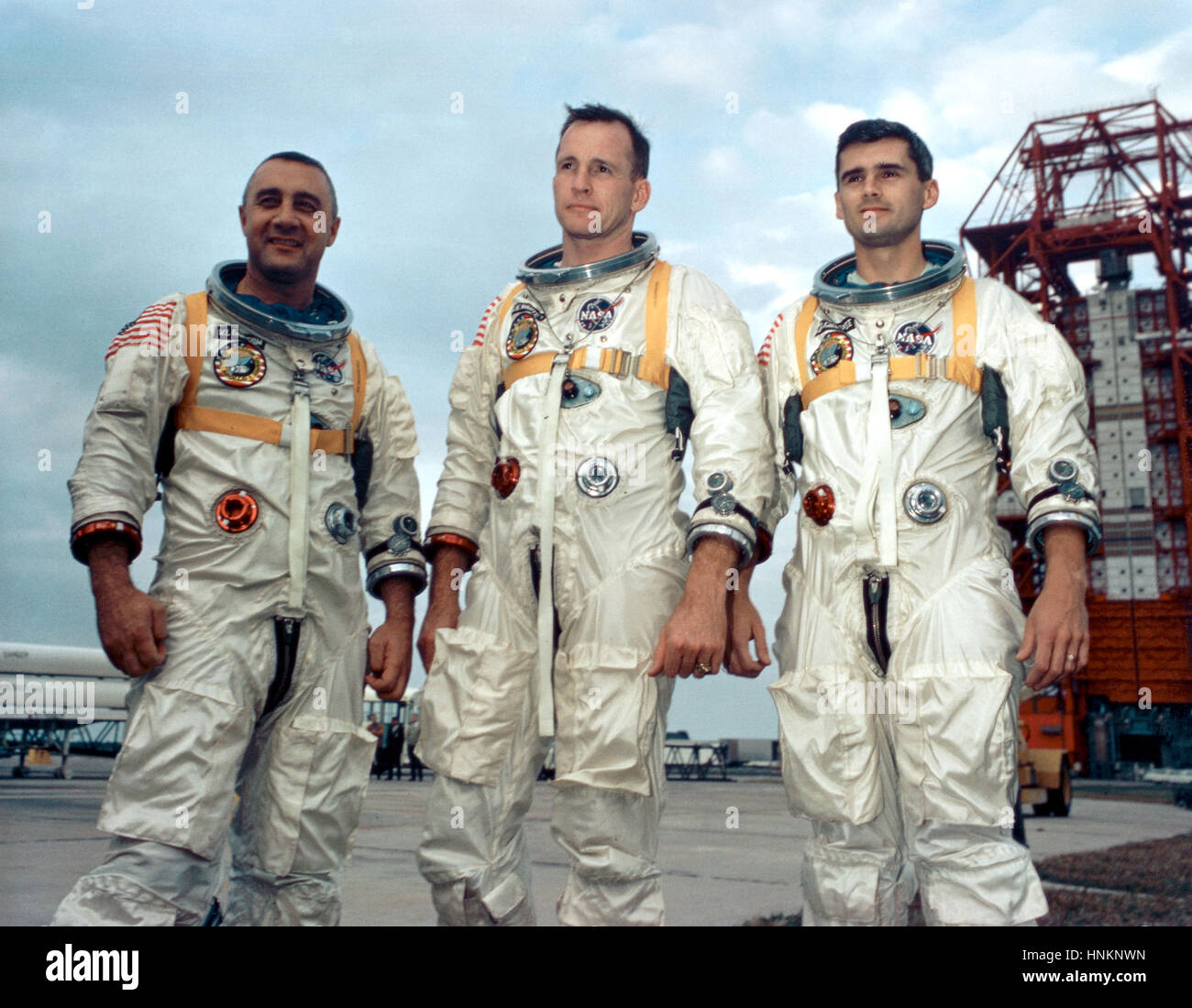 Astronauten Gus Grissom, Ed White II und Roger Chaffee v.l.n.r. stehen in der Nähe von Cape Kennedy Launch Complex 34 während des Trainings für Apollo 1 im Januar 1967. Stockfoto