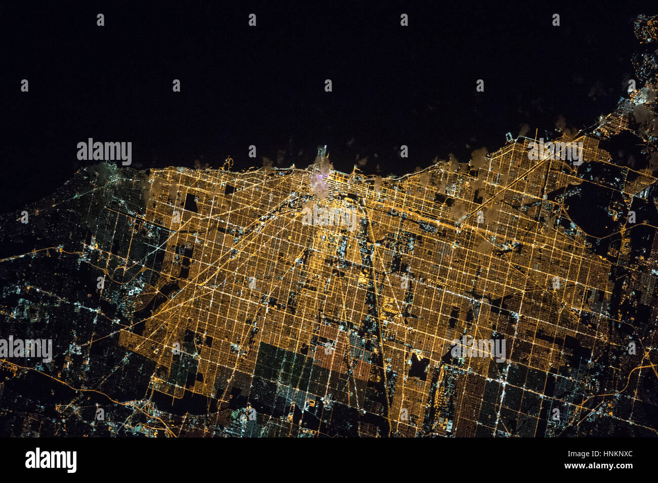 Expedition 47 Kommandant Tim Kopra der NASA erobert dieses hell erleuchtete Nacht Bild von der Stadt von Chicago am 5. April 2016, von der internationalen Raumstation ISS. Kopra (@astro tim) schrieb: "#Goodnight #Chicago von @Space Station. #CitiesFromSpace " Stockfoto