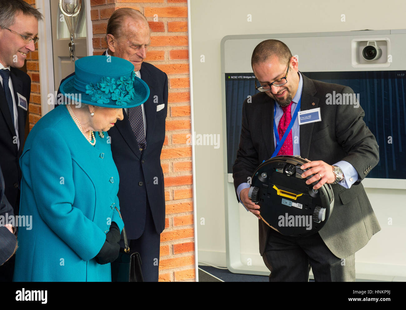 Technische Direktor Dr. Ian Levy (rechts) zeigt Königin Elizabeth II und der Herzog von Edinburgh einen Roboter-Staubsauger, der anfällig für Cyberangriff bei einem Besuch in der National Cyber Security Center (NCSC) offiziell in London eröffnet werden konnte. Stockfoto