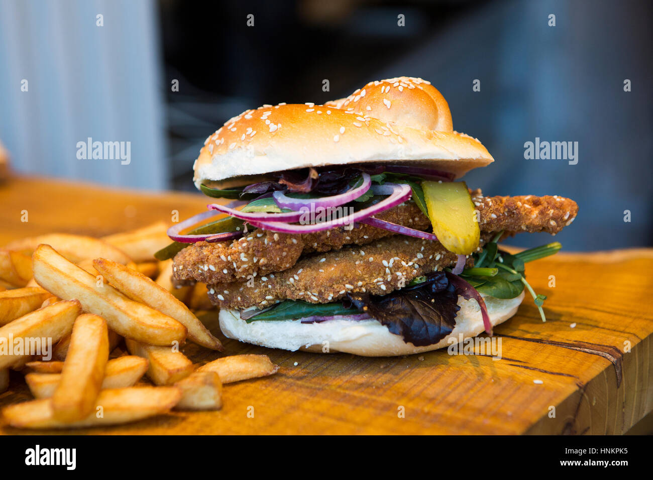 Hähnchen Schnitzel Sandwich. Stockfoto