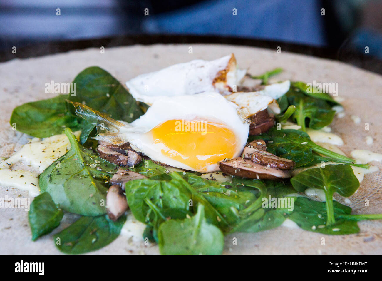 Ei und Pilzen und Spinat takeaway Crepe. Stockfoto