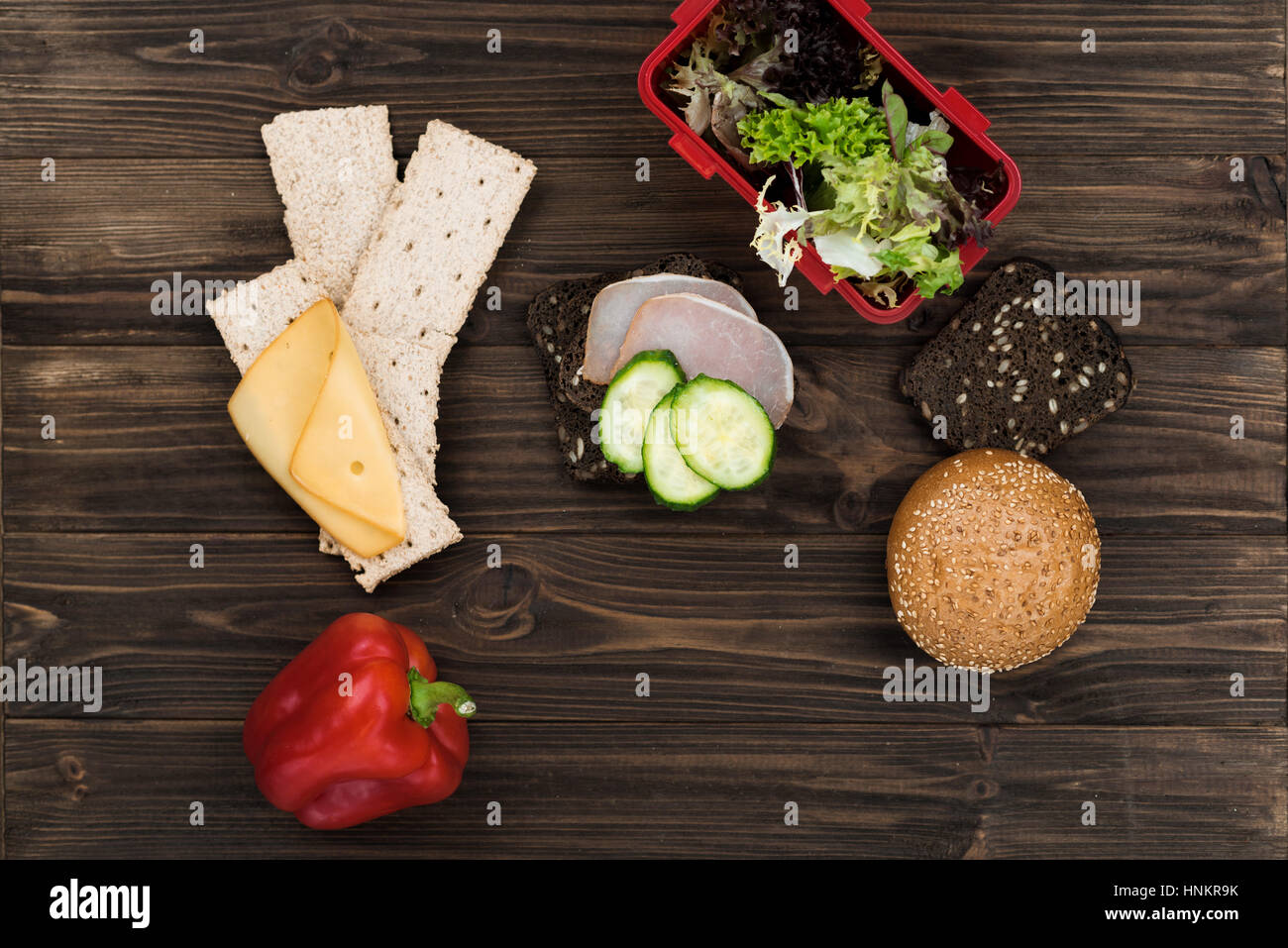 Frischer Salatblätter in rot Lunch-box Stockfoto