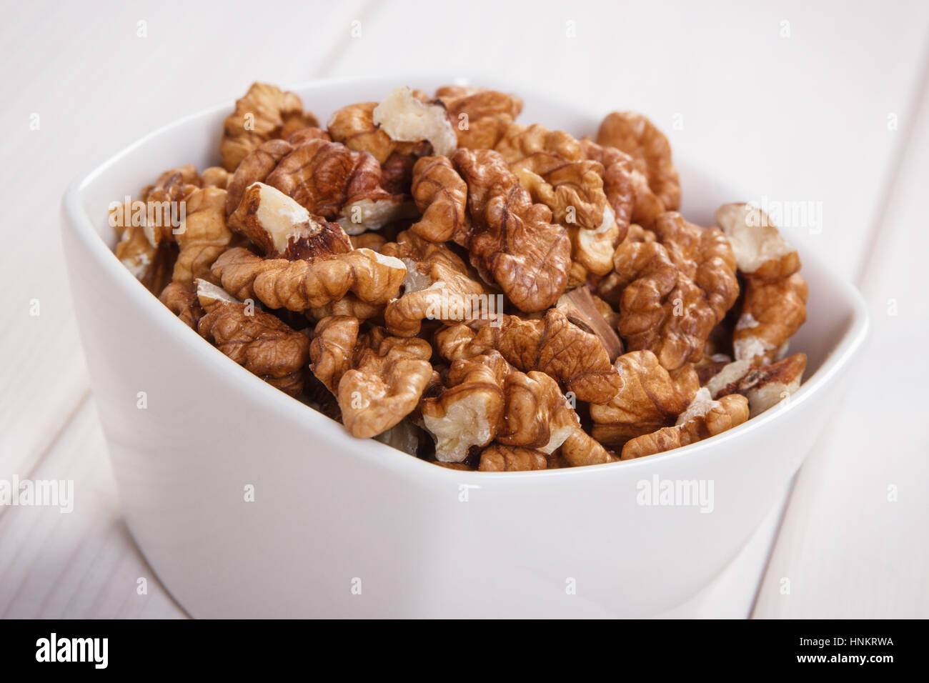 Weiße Schale mit Walnüssen, enthält Zink und diätetische Faser auf Whiteboards, natürlichen Quellen für Mineralien, gesunde Lebensweise und Ernährung Stockfoto