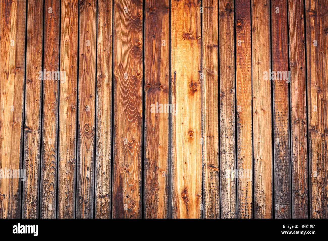 Holzbohlen. Altes Holz, Vintage und braune Struktur der Mauer hautnah. Stockfoto