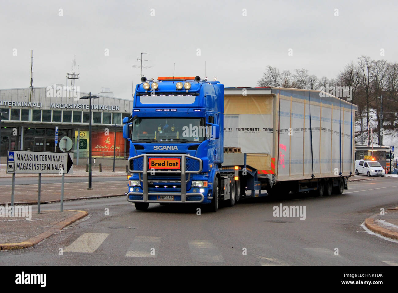 HELSINKI, Finnland - 16. Januar 2017: Blaue Scania halb große Last Transporte von Fertighaus-Modul ist bereit zur Reise Escort Begleitung Stockfoto