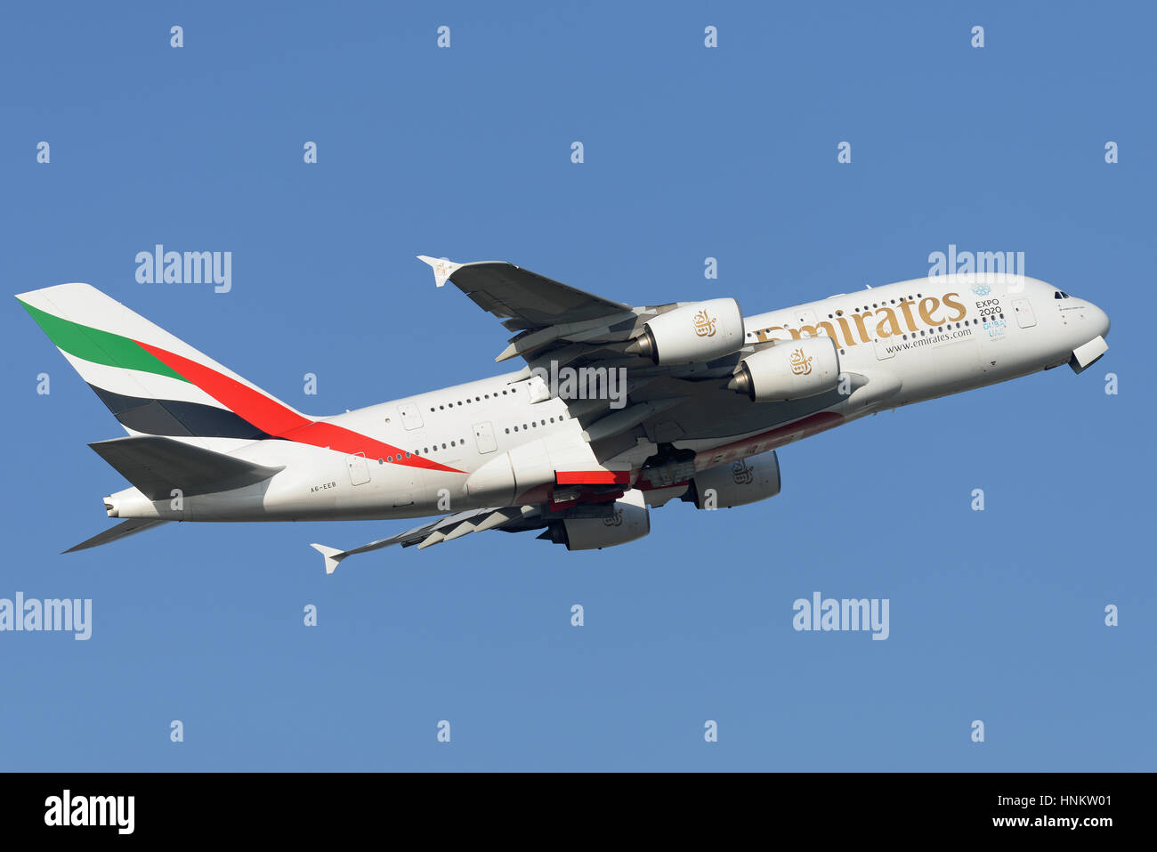 Emirates A380-861 A6-EEB vom Flughafen London Heathrow in blauen Himmel abheben Stockfoto