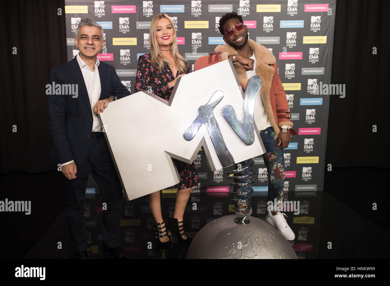Bürgermeister von London Sadiq Khan posiert für ein Foto mit Tinie Tempah und MTV Moderatorin Laura Whitmore in den Geschäftsräumen von Viacom in London, wo er verkündete, dass die MTV European Music Awards am 12. November in der Stadt stattfinden wird. Stockfoto