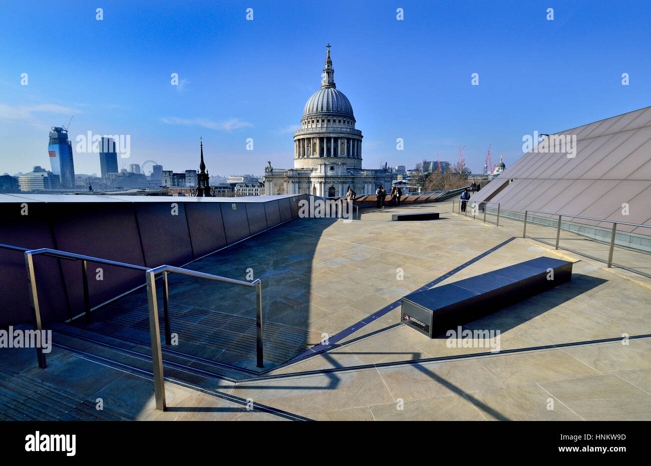London, England, Vereinigtes Königreich. St. Pauls Cathedral von One New Change Einkaufszentrum Dachterrasse aus gesehen Stockfoto