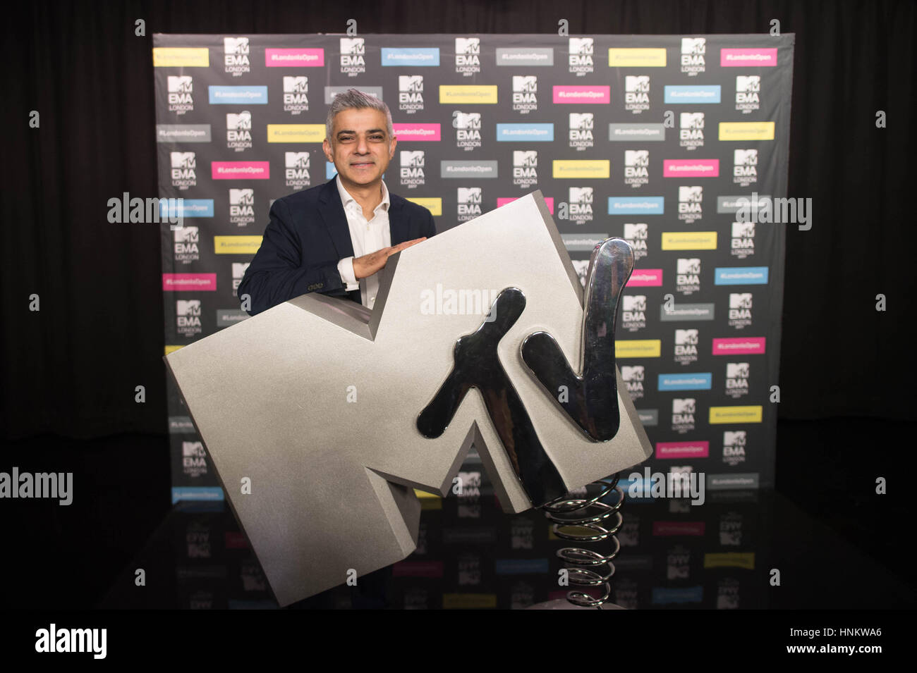 Bürgermeister von London Sadiq Khan in den Geschäftsräumen von Viacom in London, wo er verkündete, dass die MTV European Music Awards am 12. November in der Stadt stattfinden wird. Stockfoto