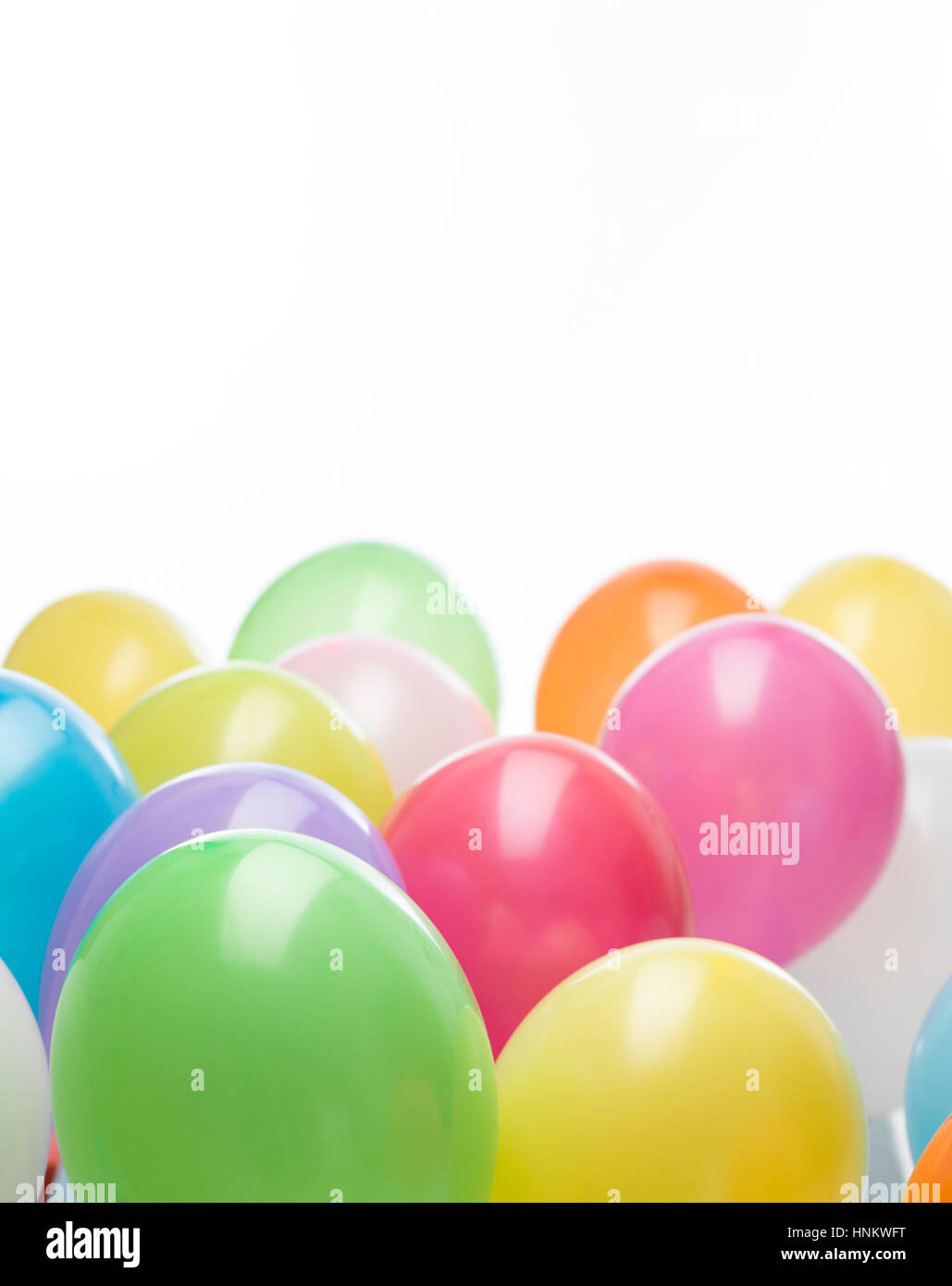 Gruppe von bunten Luftballons im unteren Teil des Bildes Stockfoto