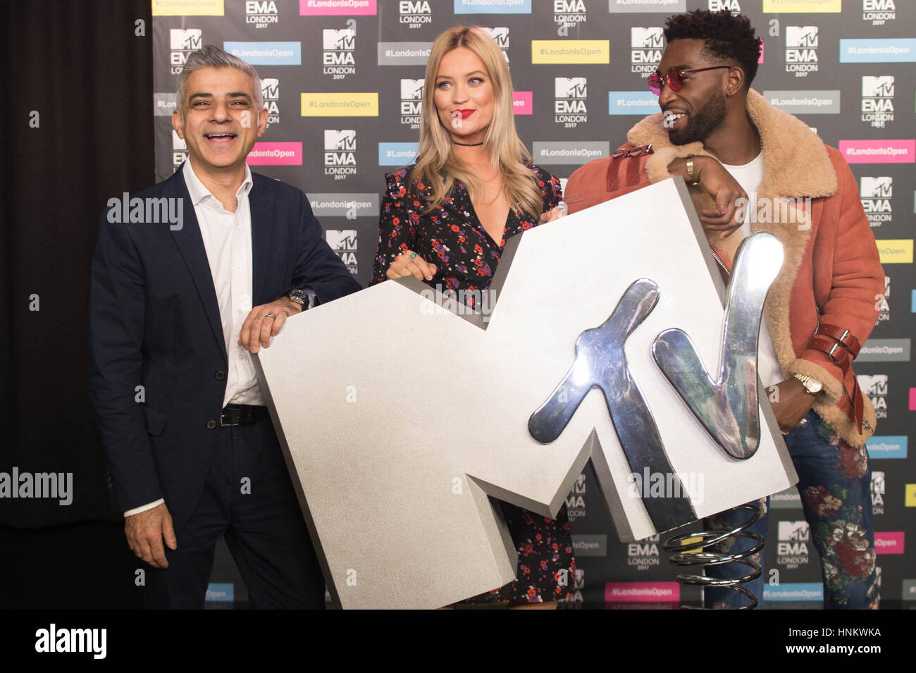 PABEST Bürgermeister von London Sadiq Khan posiert für ein Foto mit Tinie Tempah und MTV Moderatorin Laura Whitmore in den Geschäftsräumen von Viacom in London, wo er verkündete, dass die MTV European Music Awards am 12. November in der Stadt stattfinden wird. Stockfoto