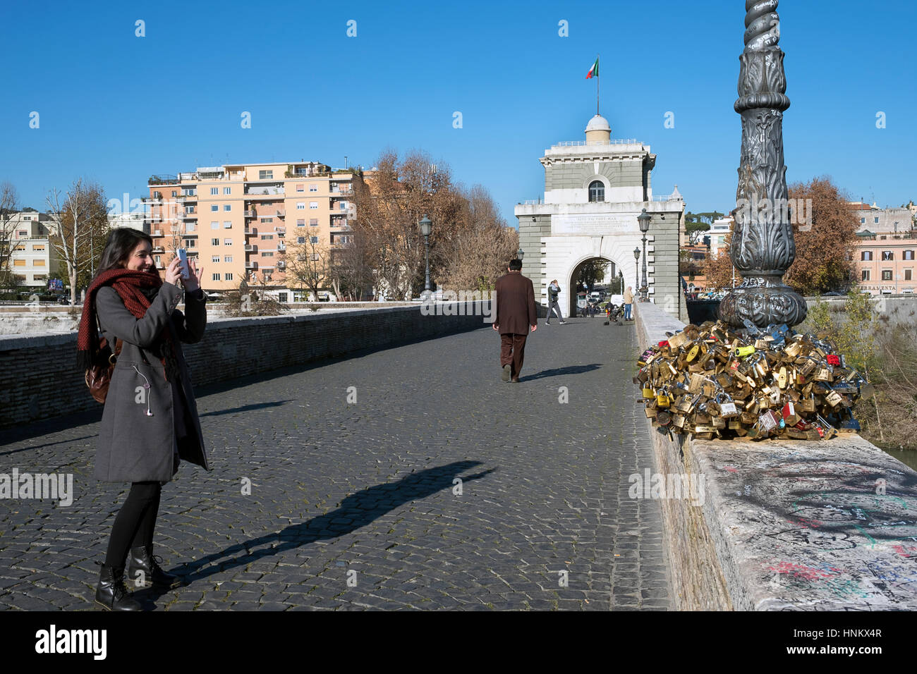 Junge Frau Fotograf Vorhängeschlösser die Liebe am Ponte Milvio. Rom, Italien Stockfoto