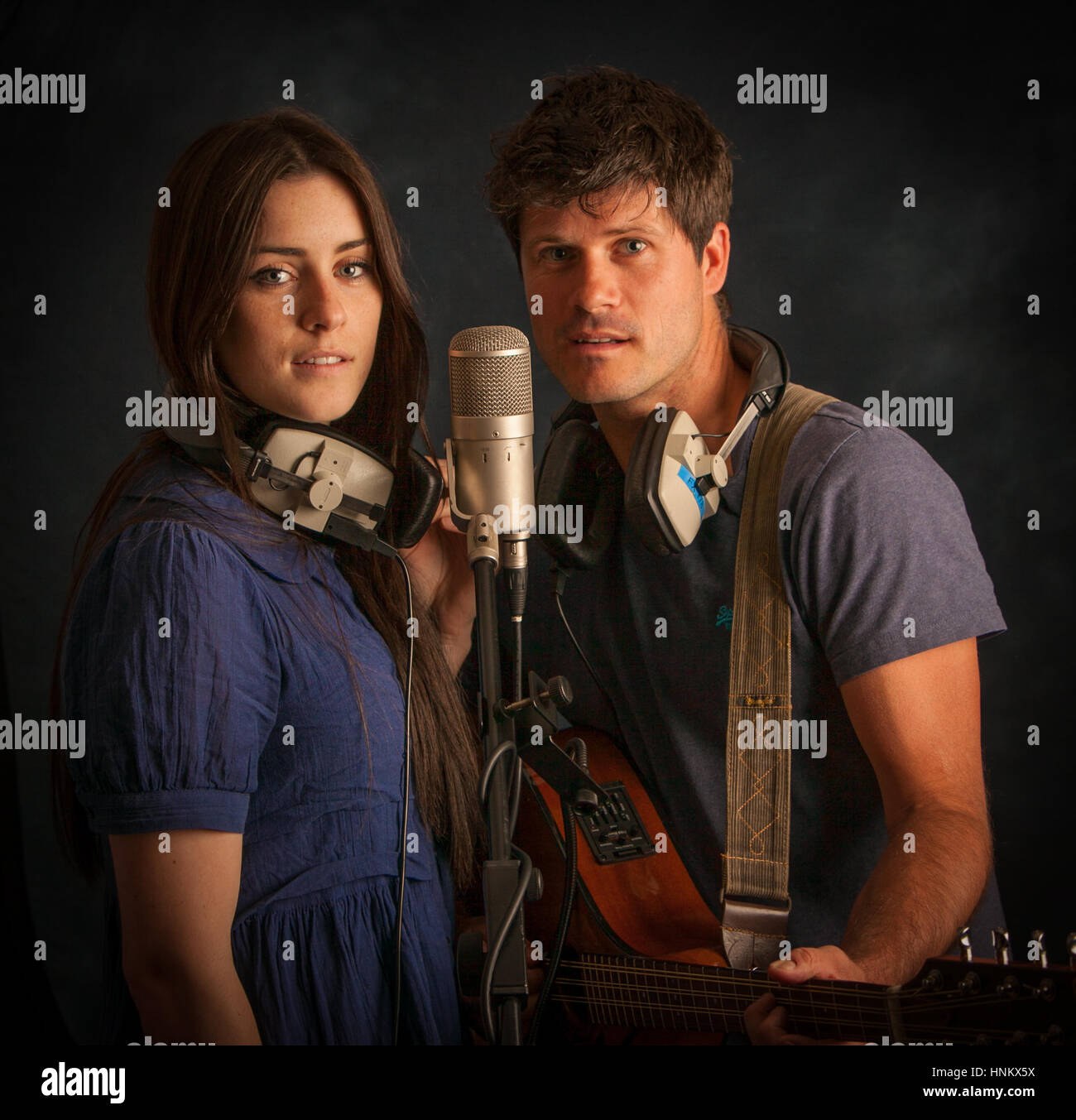 Sängerin Lucie Jones Aufnahme im Studio mit FolkSängerSongschreiber Seth Lakeman für das Album