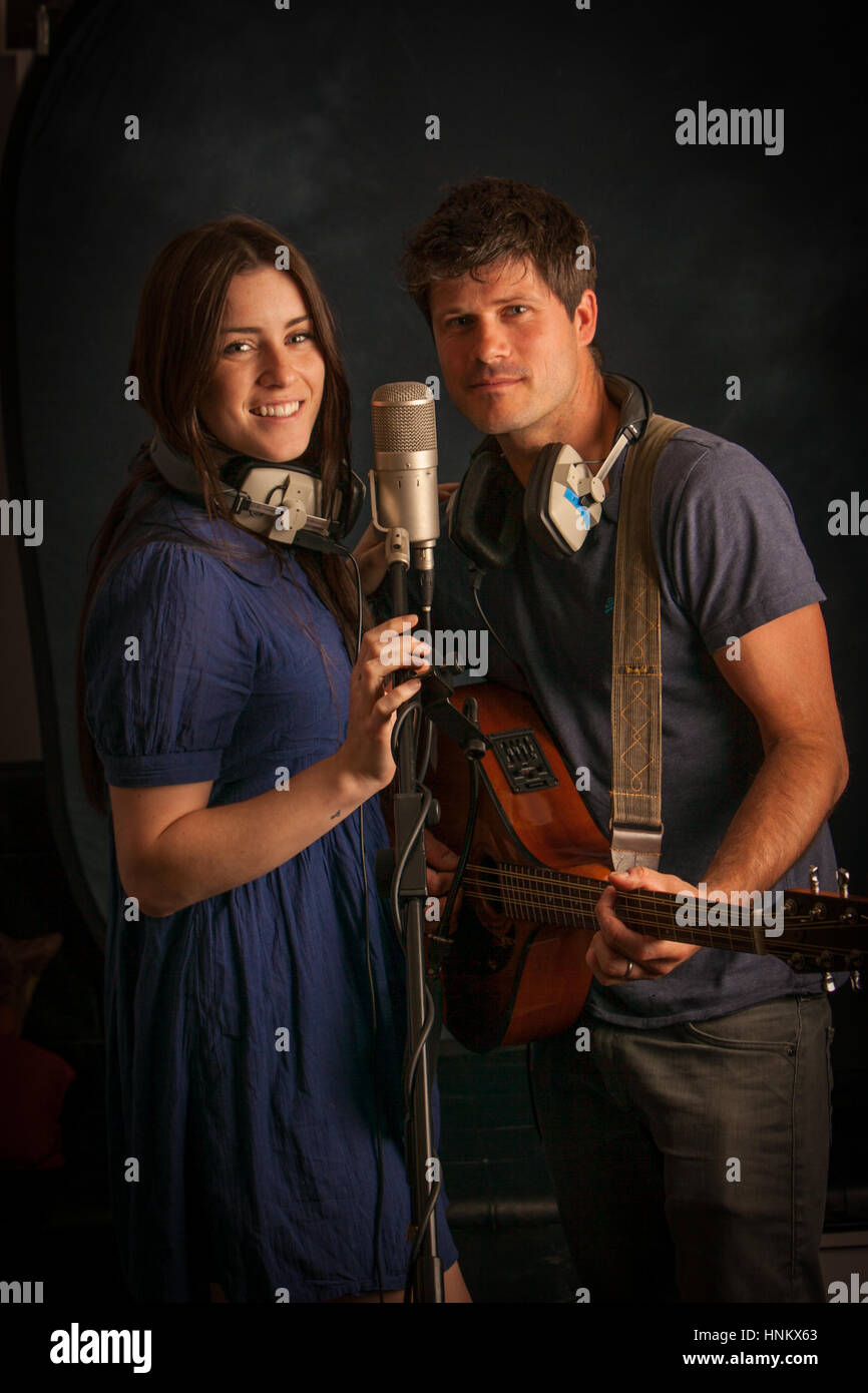 Sängerin Lucie Jones Aufnahme im Studio mit Folk-Sänger-Songschreiber Seth Lakeman für das Album "Ballard von Midsomer County" Stockfoto