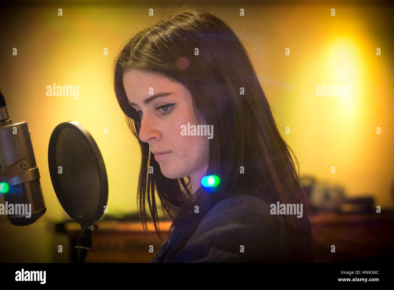 Sängerin Lucie Jones im Aufnahmestudio für Midsomer Murders Album, "The Ballard von Midsomer" Stockfoto