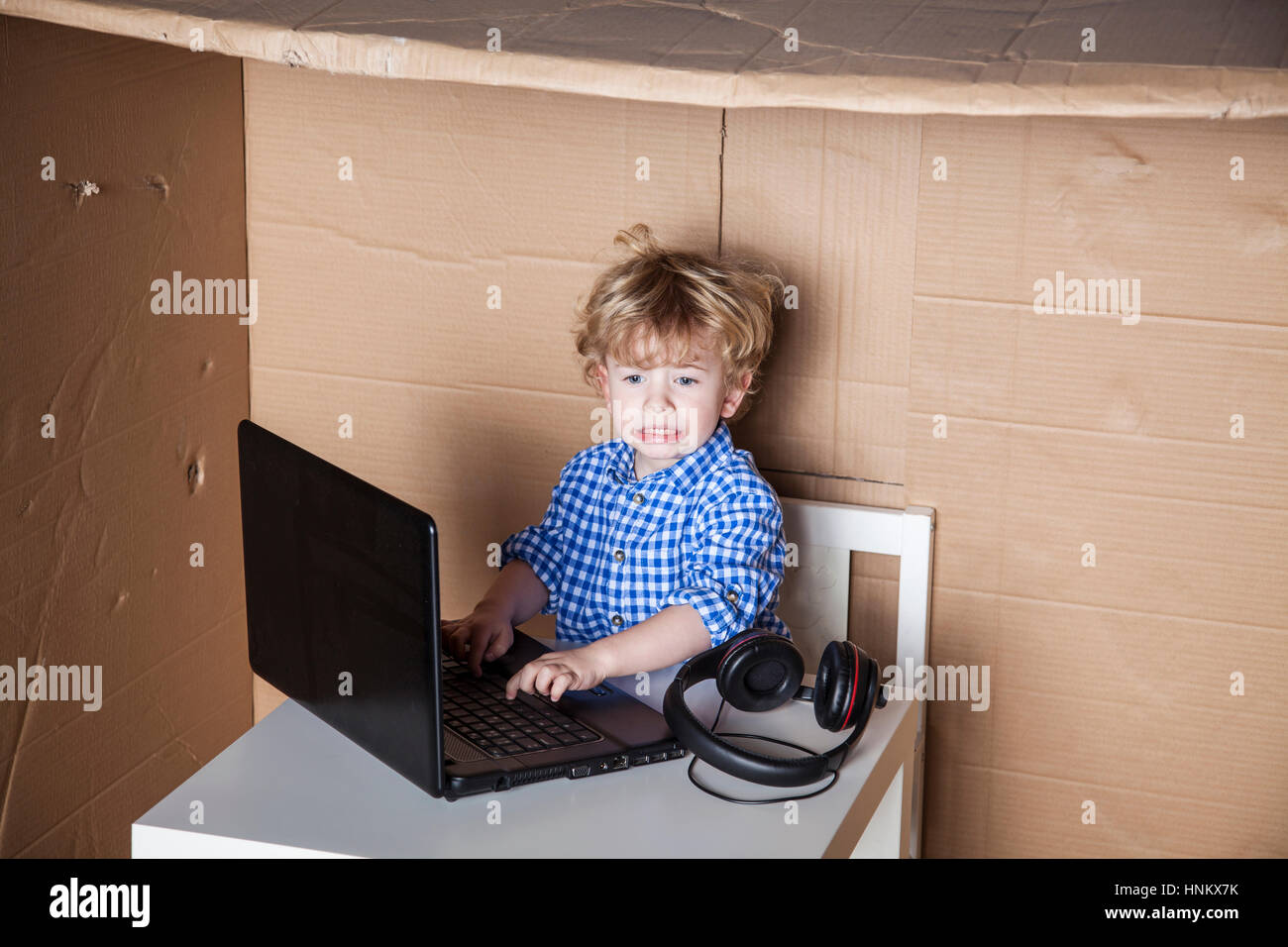 Geschäftsmann Kind hat Probleme mit dem Computer, Kurve Gesicht Stockfoto