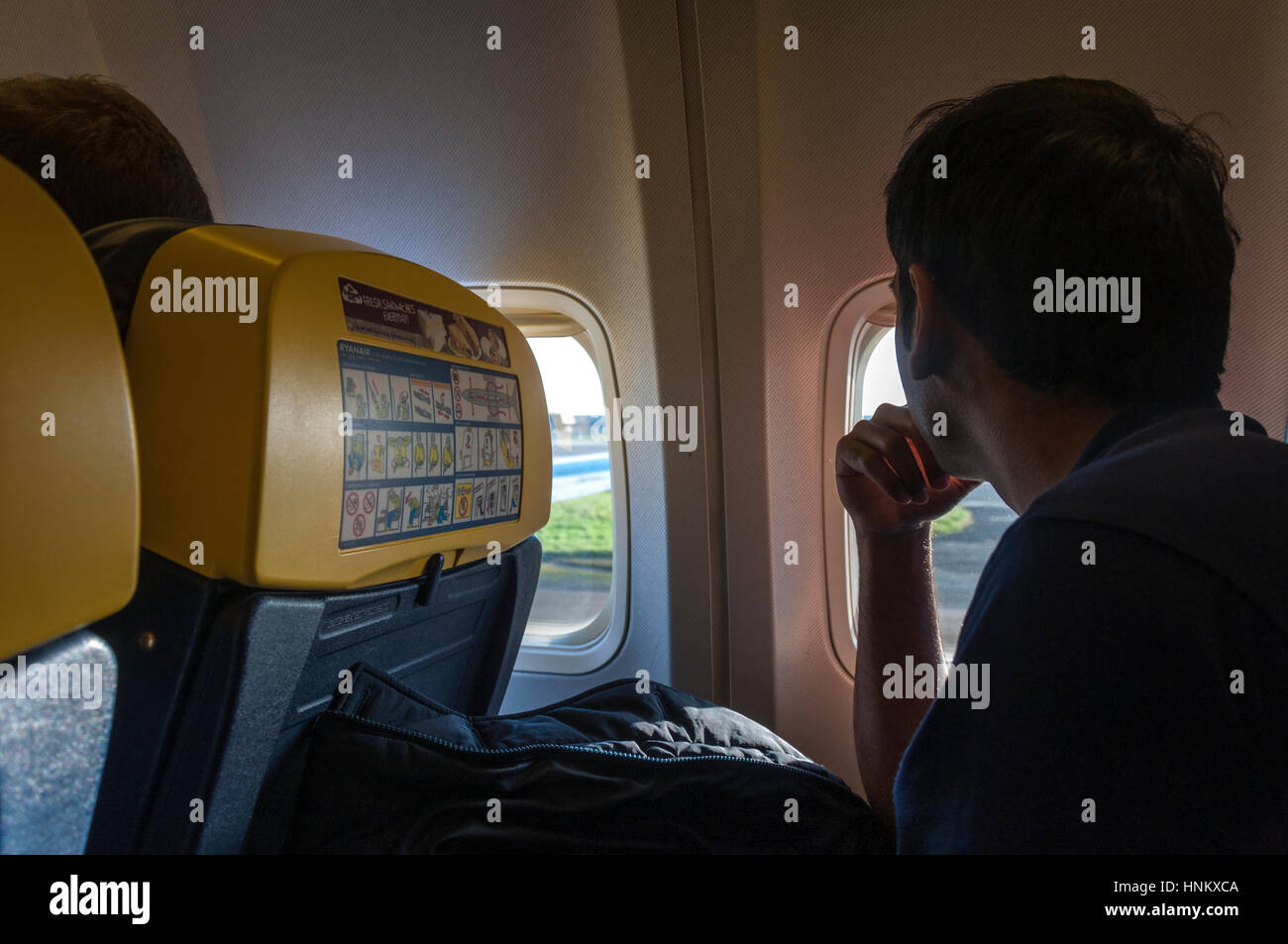 Ryanair-Passagier schaut aus Fenster vom Sitz in Flugzeugen Boeing 737-800-Serie Stockfoto
