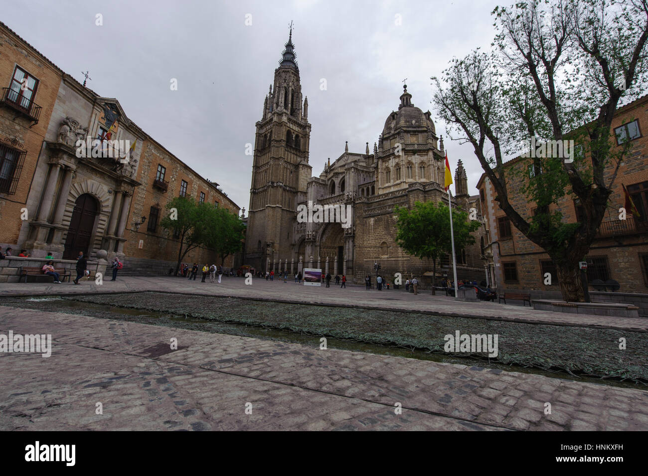 Toledo, Spanien. Der primas Kathedrale der Heiligen Maria von Toledo. Vor ein modernes Kunstwerk Stockfoto