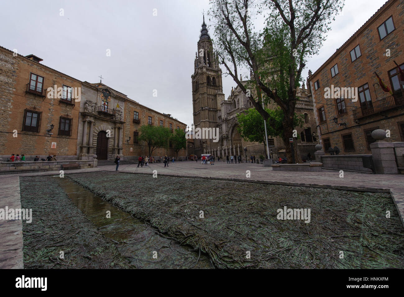 Toledo, Spanien. Der primas Kathedrale der Heiligen Maria von Toledo. Vor ein modernes Kunstwerk Stockfoto