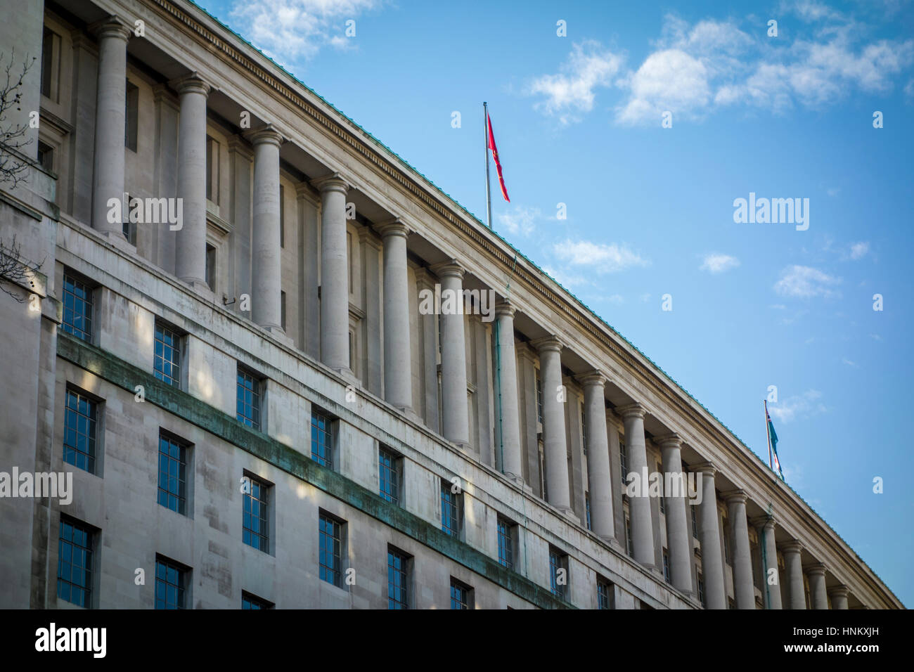 Ministry of Defence Hauptniederlassungen, Whitehall. Von Victoria Embankment Gardens betrachtet. London, UK Stockfoto