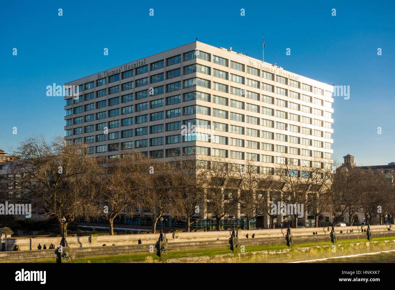 Helles Sonnenlicht auf der Seite des St. Thomas' Hospital Gebäude, London, UK Stockfoto