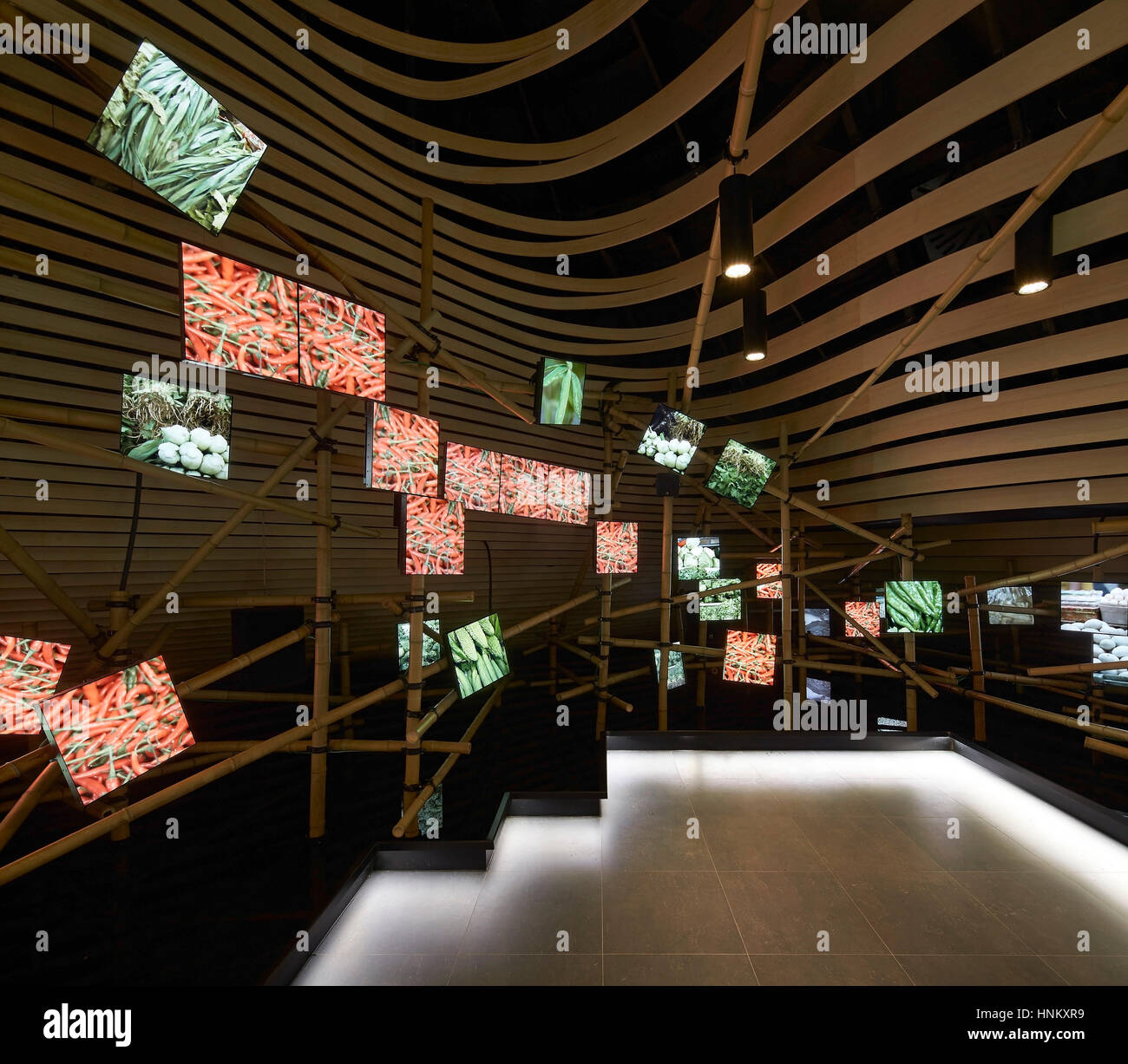 Detail der Bildschirm Bilder im Ausstellungsraum. Expo Milano 2015, Vanke Pavillon, Mailand, Italien. Architekt: Libeskind, 2015. Stockfoto