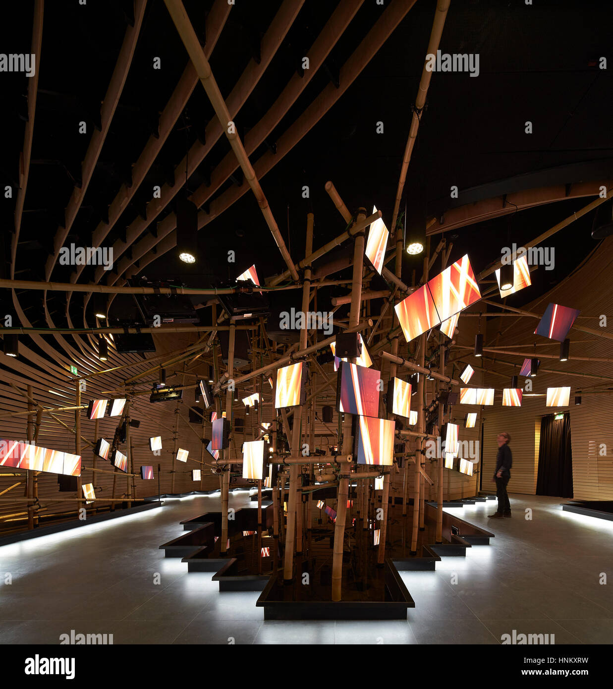 Ausstellungsfläche mit montierten Bildschirme. Expo Milano 2015, Vanke Pavillon, Mailand, Italien. Architekt: Libeskind, 2015. Stockfoto