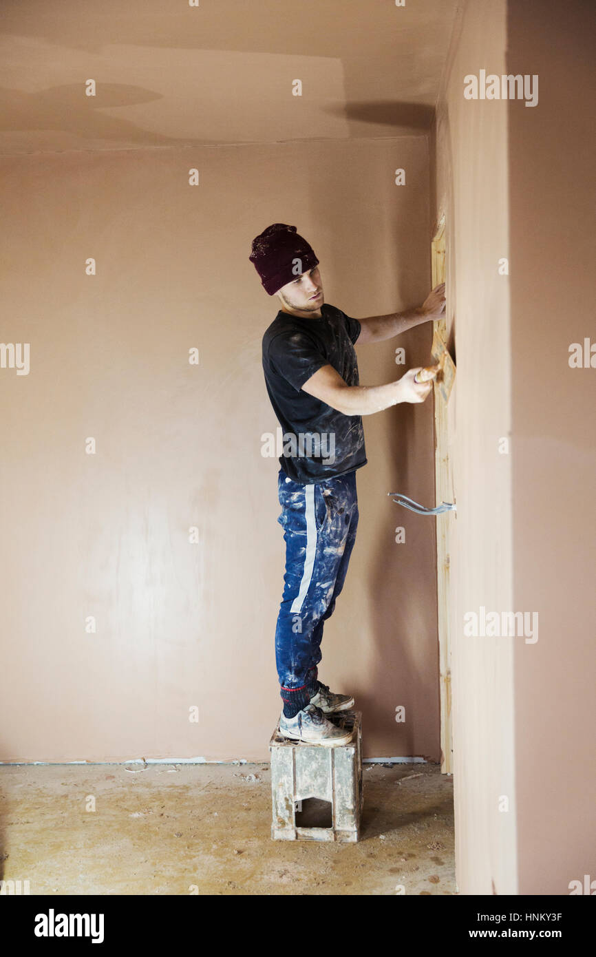 Ein Arbeiter, Elektriker arbeiten auf einer Baustelle Haus. Stockfoto