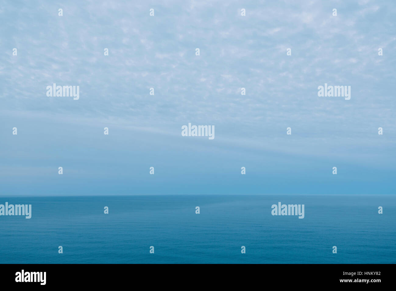 Blick heraus über den Ozean in der Abenddämmerung vor der Küste von Oregon. Stockfoto