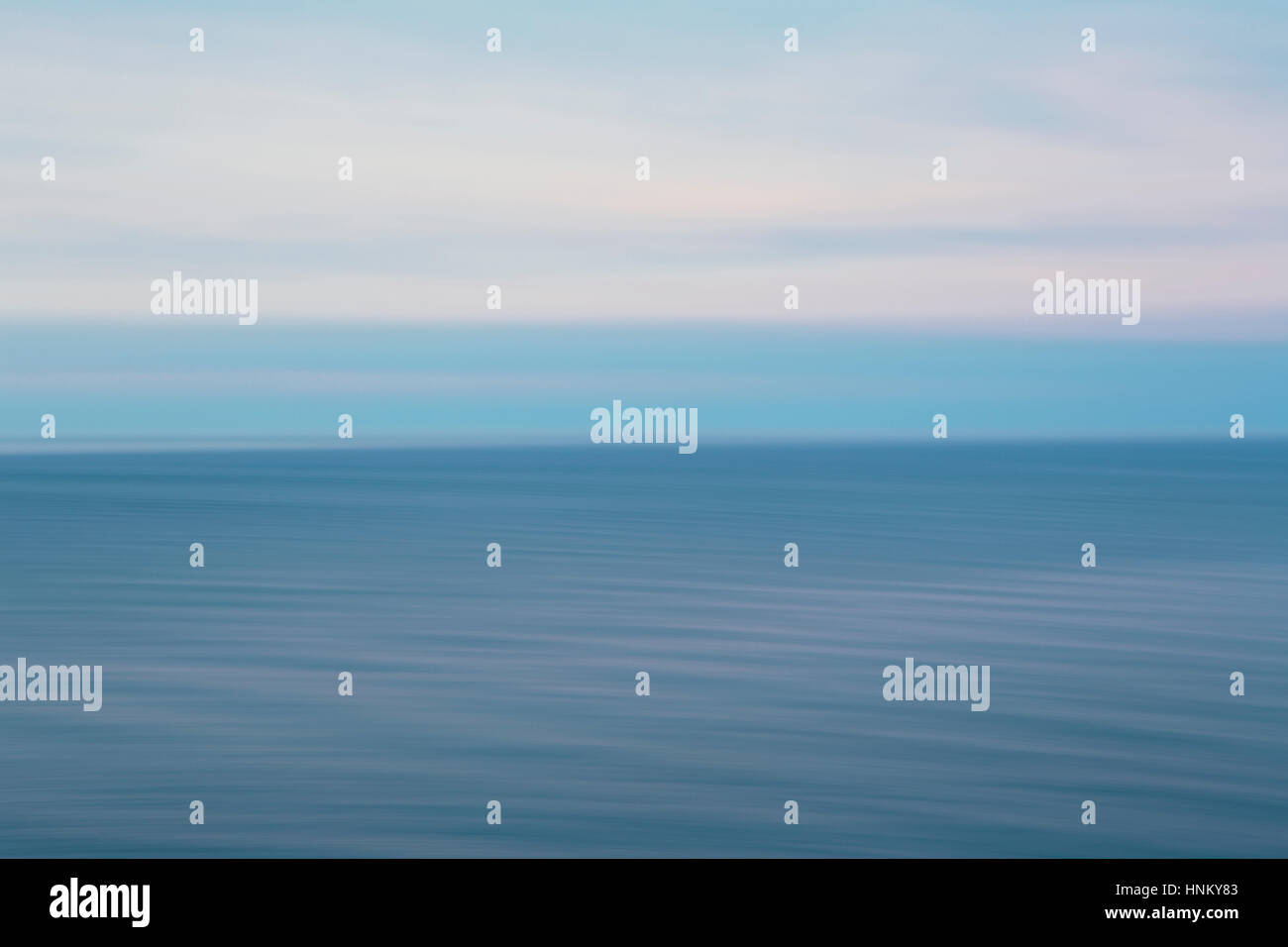 Blick heraus über den Ozean in der Abenddämmerung vor der Küste von Oregon. Stockfoto
