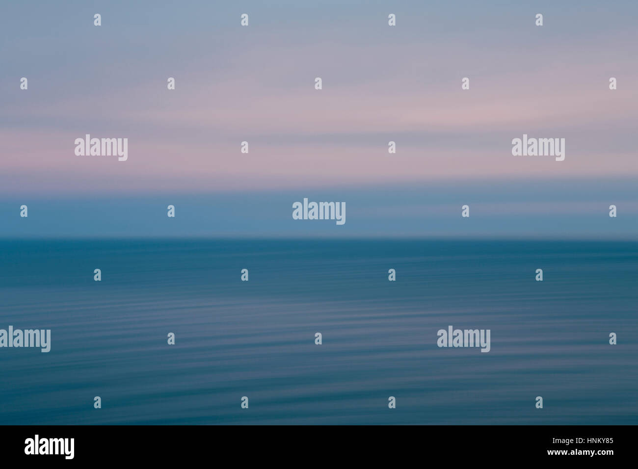 Blick heraus über den Ozean in der Abenddämmerung vor der Küste von Oregon. Stockfoto