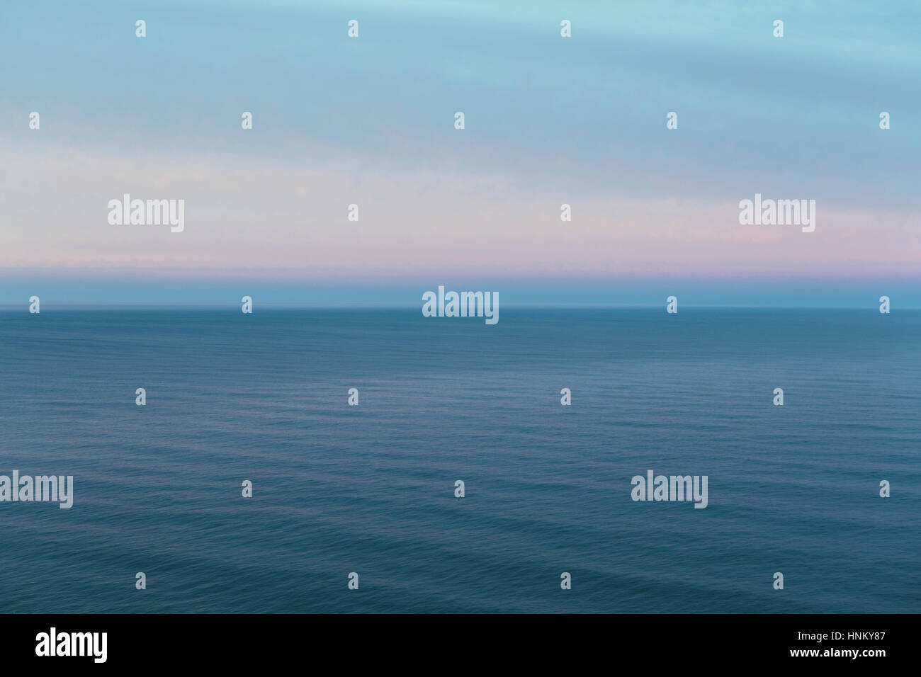 Blick heraus über den Ozean in der Abenddämmerung vor der Küste von Oregon. Stockfoto
