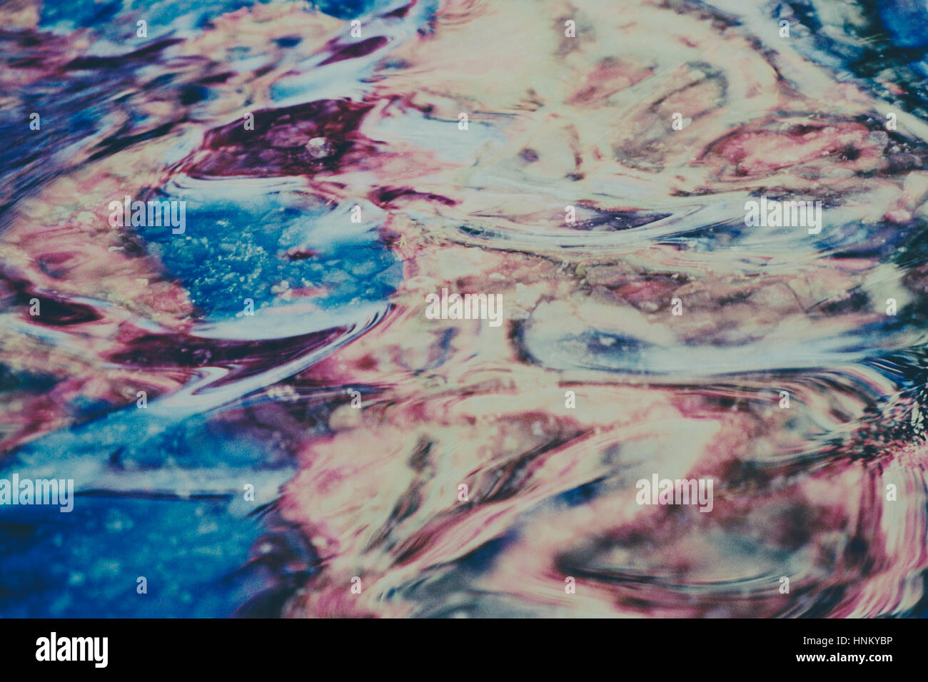 Abstrakte Muster, die Oberfläche des Wassers an einem See, auf Infrarot-Film gedreht. Stockfoto