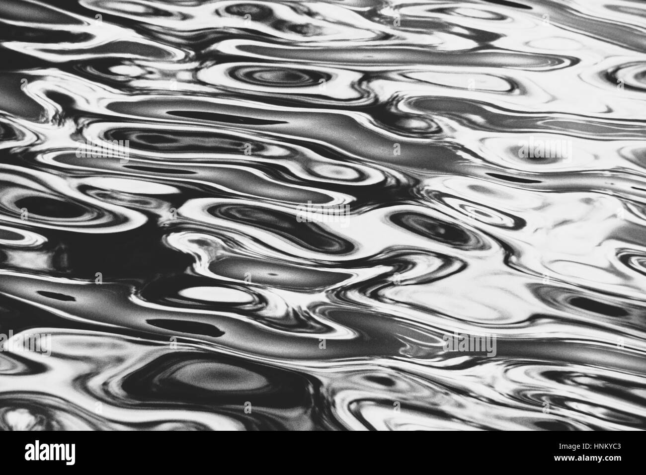Die Ozeanoberfläche Wellen auf dem Wasser. Schatten und Licht-Reflexionen. Stockfoto