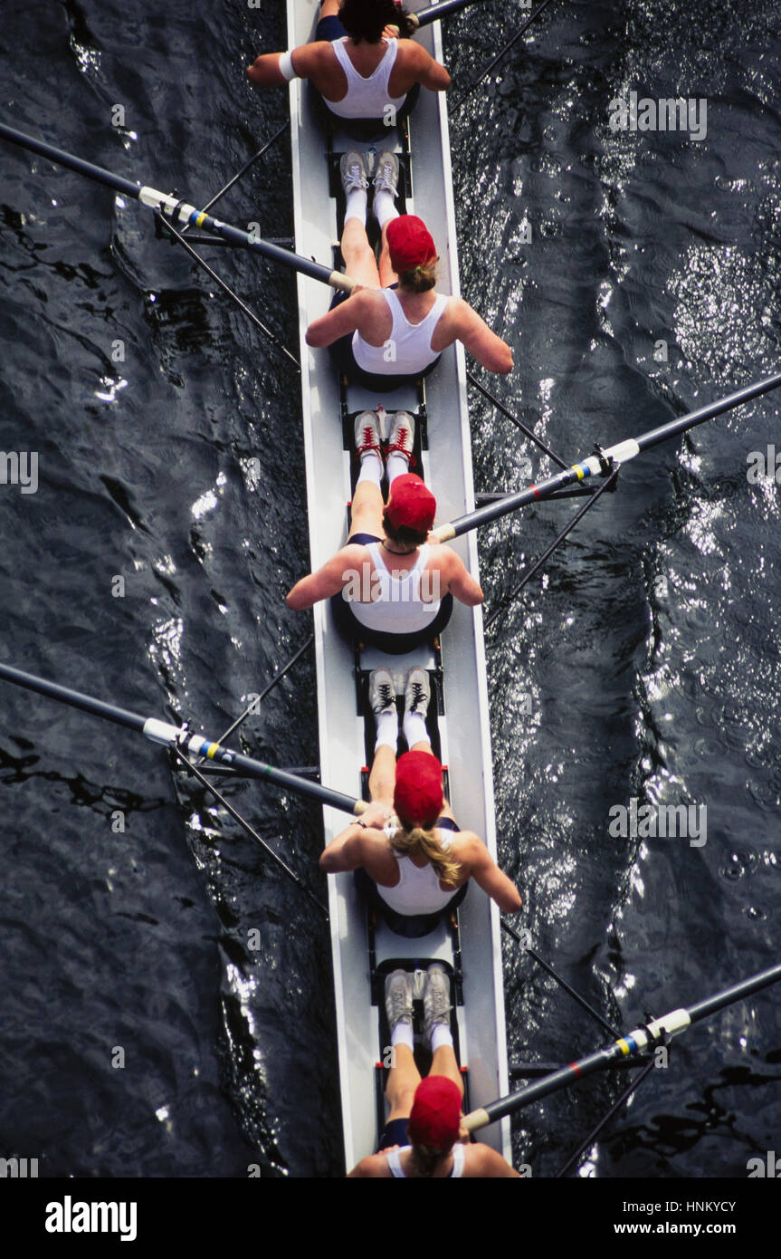 Draufsicht der weiblichen Besatzung Racer Rudern ein Sport Rennen Schale.  Boot Stockfoto