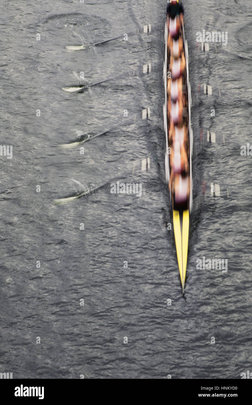 Draufsicht der Männer Skiff Ruderboot während des Wettbewerbs auf dem Wasser vor der Küste in Seattle. Stockfoto
