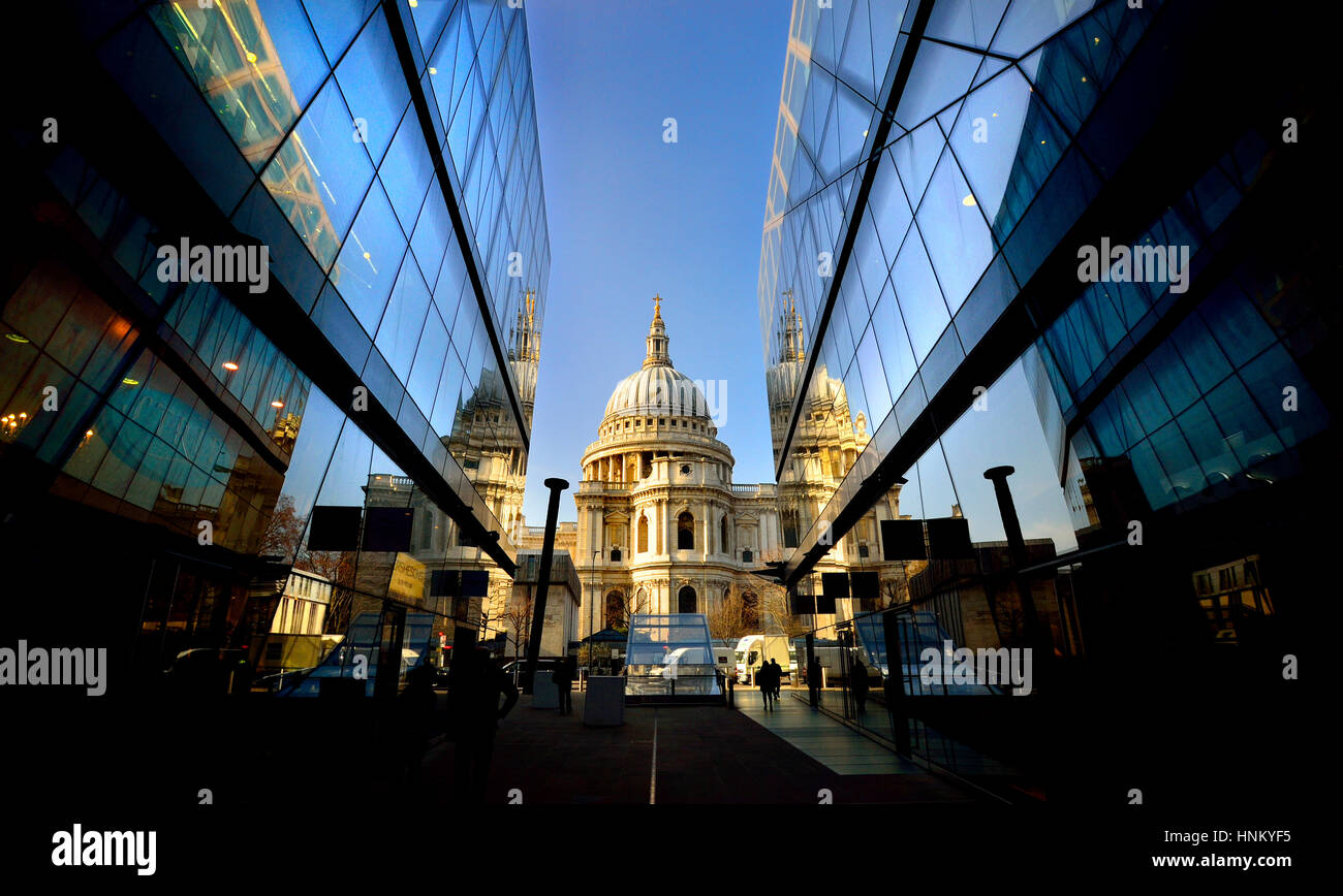 London, England, Vereinigtes Königreich. St. Pauls Cathedral von One New Change Einkaufszentrum gesehen Stockfoto