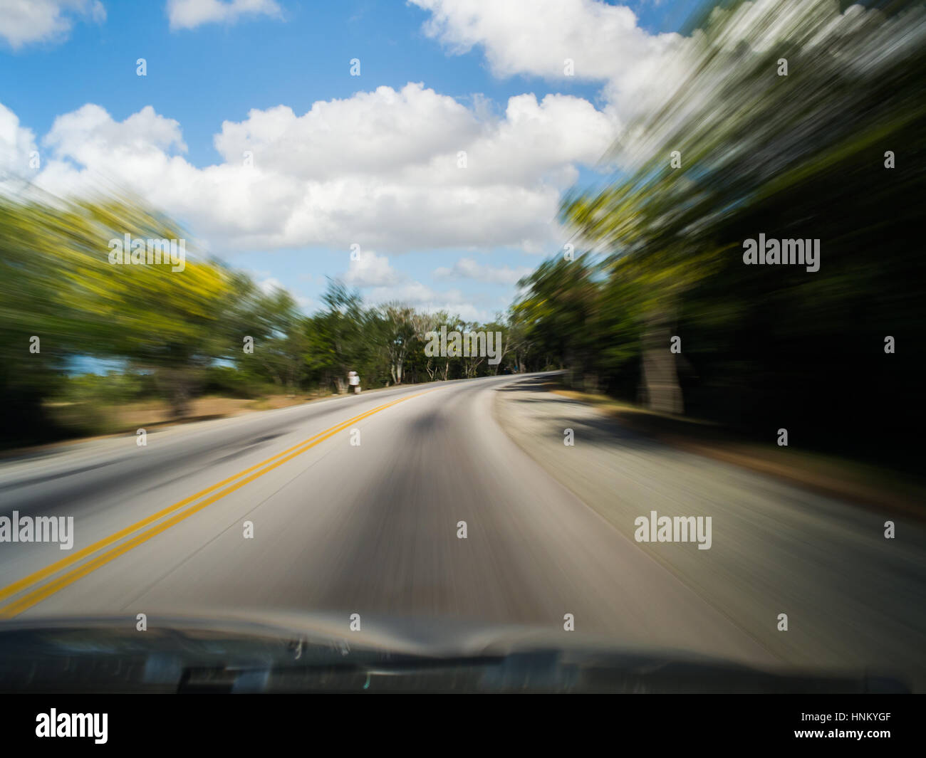 Des Fahrers Sicht Bewegung verwischt auf Landstraße Stockfoto