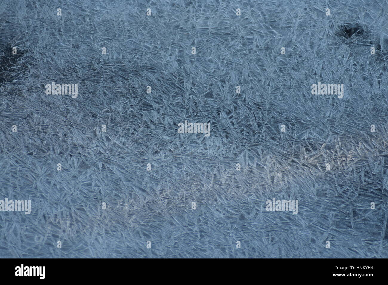 Eiskristalle in verschiedenen Formen und Strukturen, die an einem Bach genommen Stockfoto