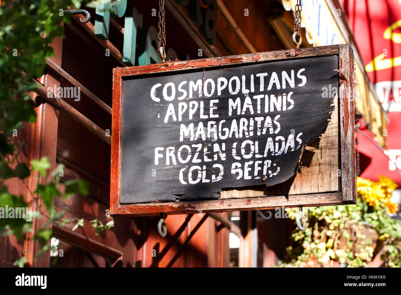 Ein Wetter getragen Zeichen über einer Bar Tür in Greenwich Village, New York, Werbung kalte erfrischende Getränke zum Verkauf Stockfoto