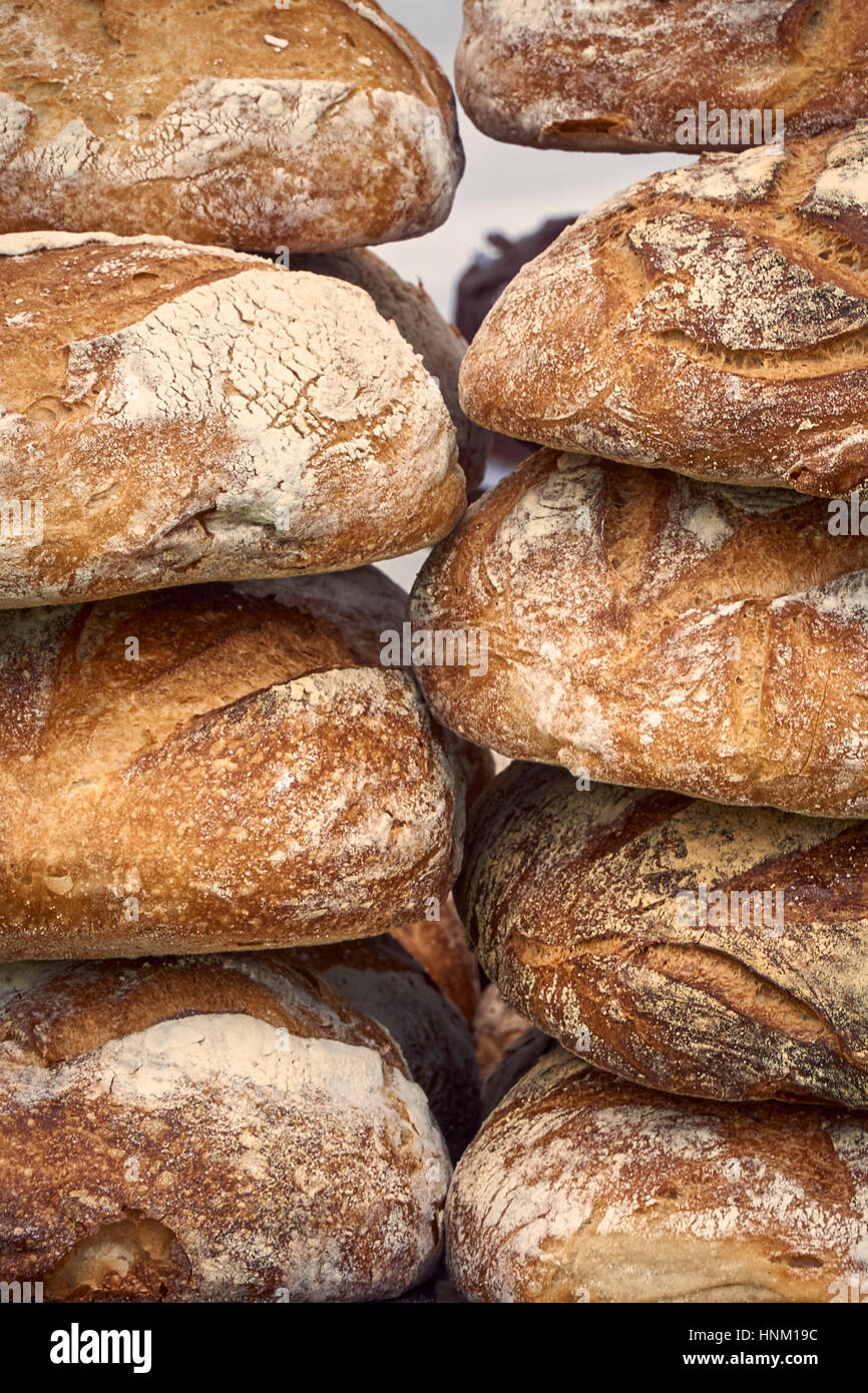 Ein Stapel von Artisan Brot Brote - detail Stockfoto