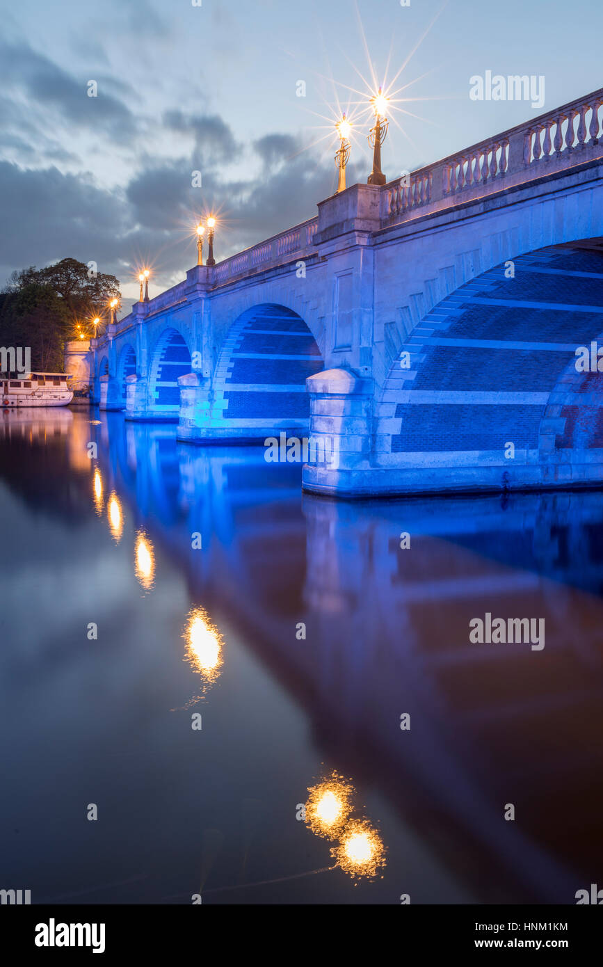 Kingston Bridge bei Nacht, Kingston Upon Thames, Surrey, England, Stockfoto
