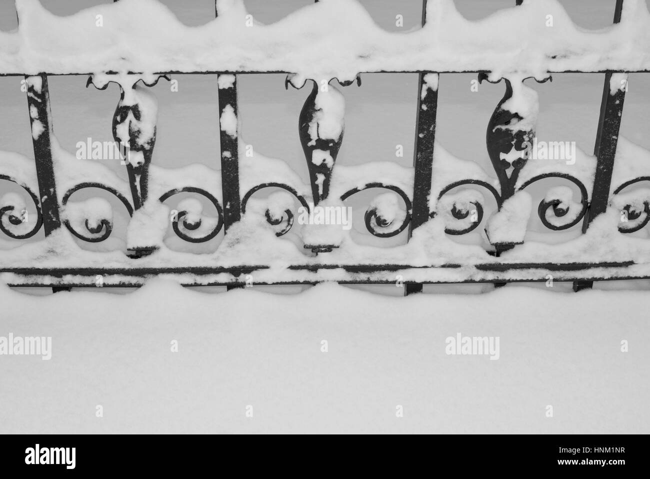 schmiedeeisernen Zaun in Harmonie mit Schnee Stockfoto