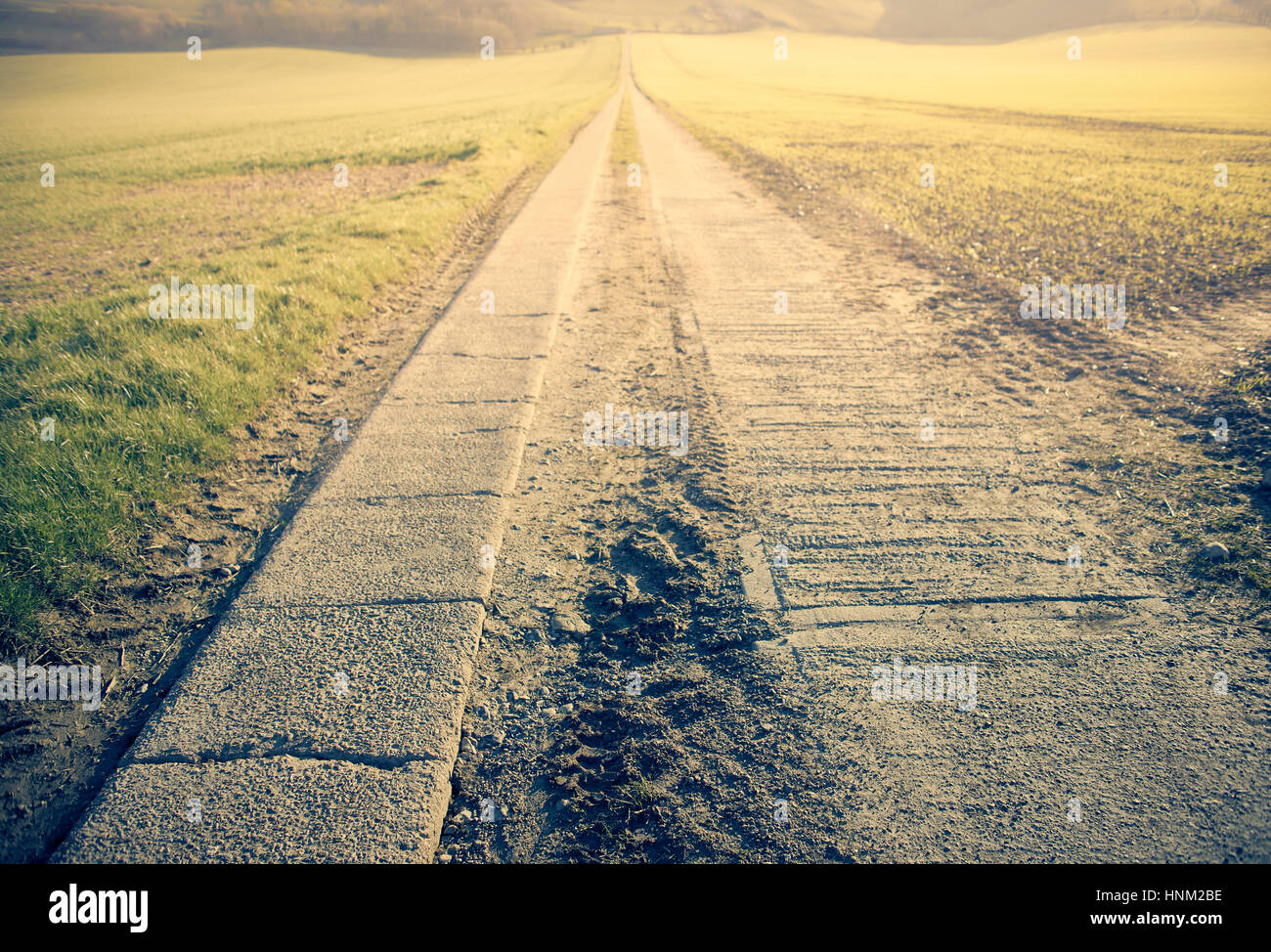 Eine lange gerade Straße führt zu einem Fluchtpunkt Stockfoto