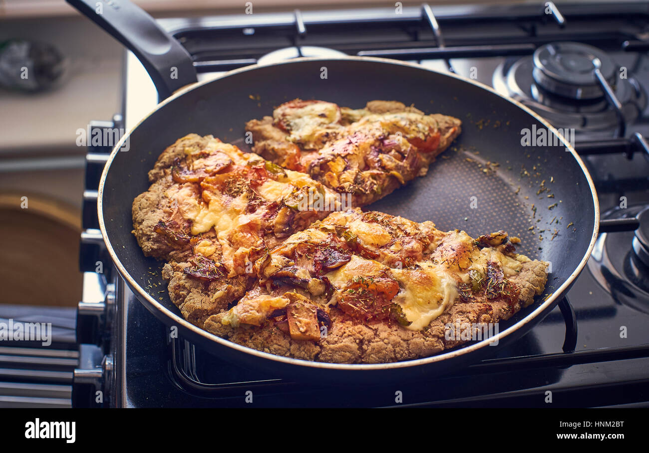 Hausgemachten Vollkorn Pizza Kochen in einer Pfanne erhitzen Stockfoto